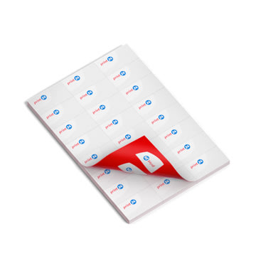 Kupona skrejlapa ar matētām uzlīmēm uz baltām loksnēm, ar zilu un sarkanu uzņēmuma logo no print24, augšējā lapa daļēji apgriezta, lai parādītu atpakaļ.