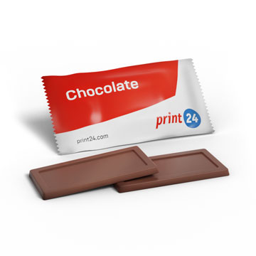 Barretta di cioccolato incartata con stampa "Chocolate" rossa e bianca di print24 e due pezzi di cioccolato scartati davanti.