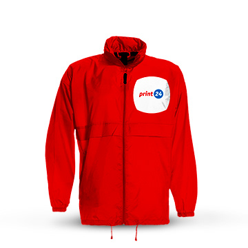 Rode jas met rits en trekkoord, opdruk print24-logo op de linkerborst, hoge kraag met capuchon.