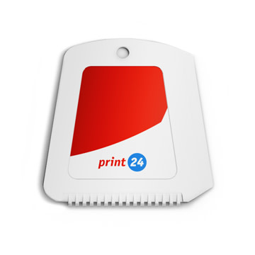 Raspador de hielo con impresión roja y logo print24, forma rectangular con orificio para colgar, dientes de plástico en un lado para retirar el hielo.