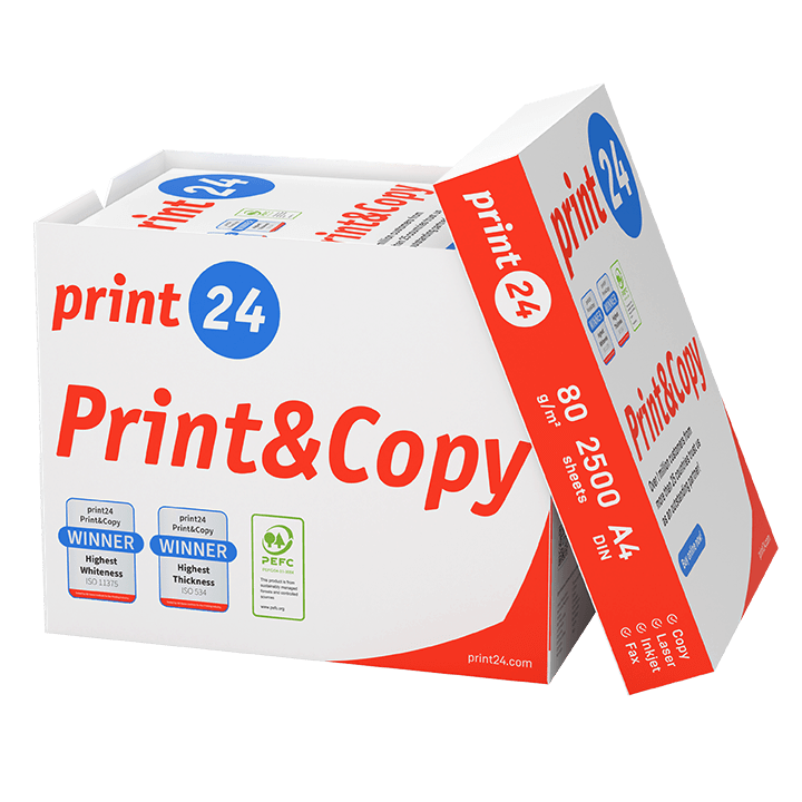 2500 lapos Print&Copy papírcsomag, 80 g/m² DIN A4 a print24.com-tól; A csomagoláson két mosolygó ember látható, ideális másoláshoz, lézernyomtatáshoz és faxoláshoz.