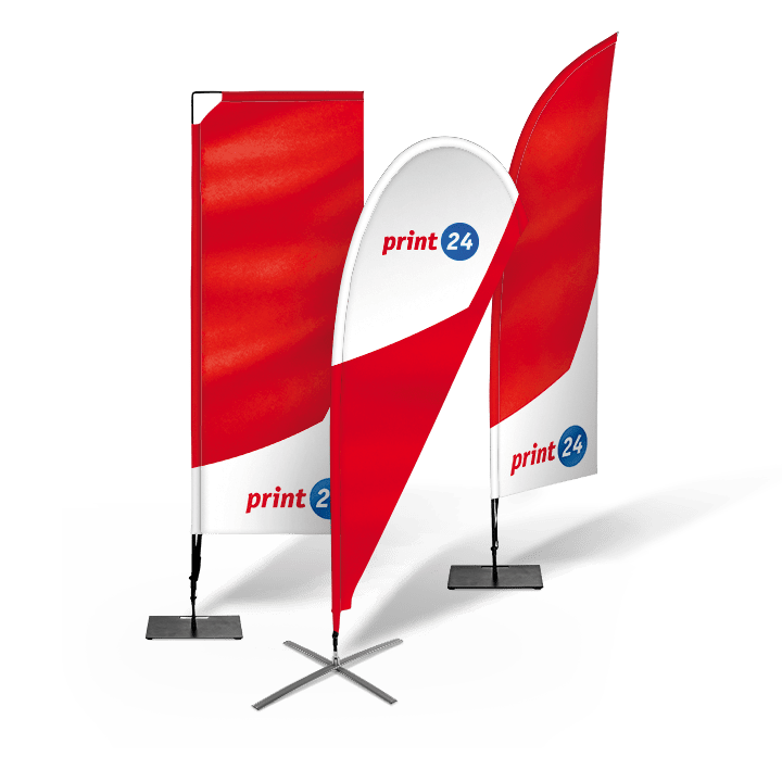 Trois drapeaux de plage rouges et blancs avec le logo print24, rectangulaires, en forme de goutte et courbés, présentent des opportunités publicitaires sur les stands.