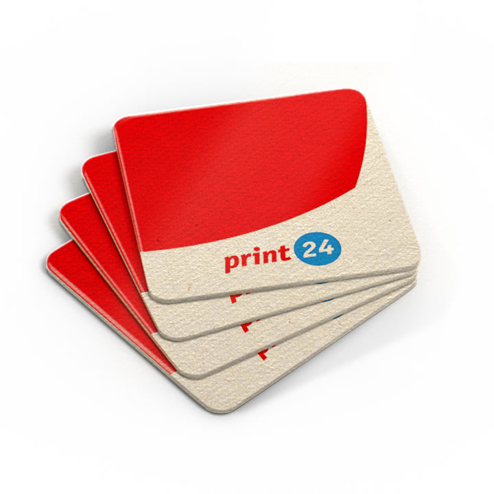 Vier gestapelde, rechthoekige bierviltjes met afgeronde hoeken, rood design en het print24-logo aan de bovenkant, op een lichte achtergrond.