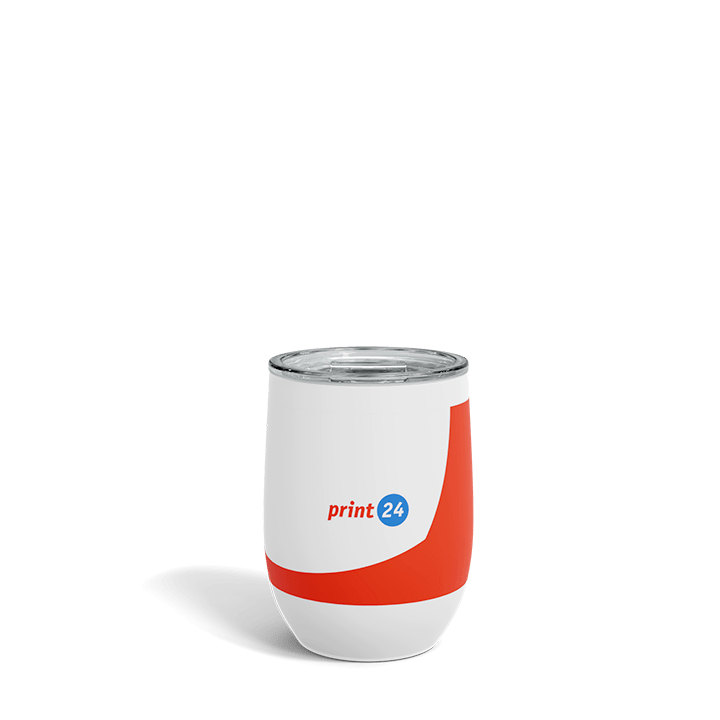 Dzērienu krūze ar sarkanu rakstu un print24 logotipu, caurspīdīgs vāks, uz balta fona. Ideāli piemērots personalizētām reklāmas dāvanām.