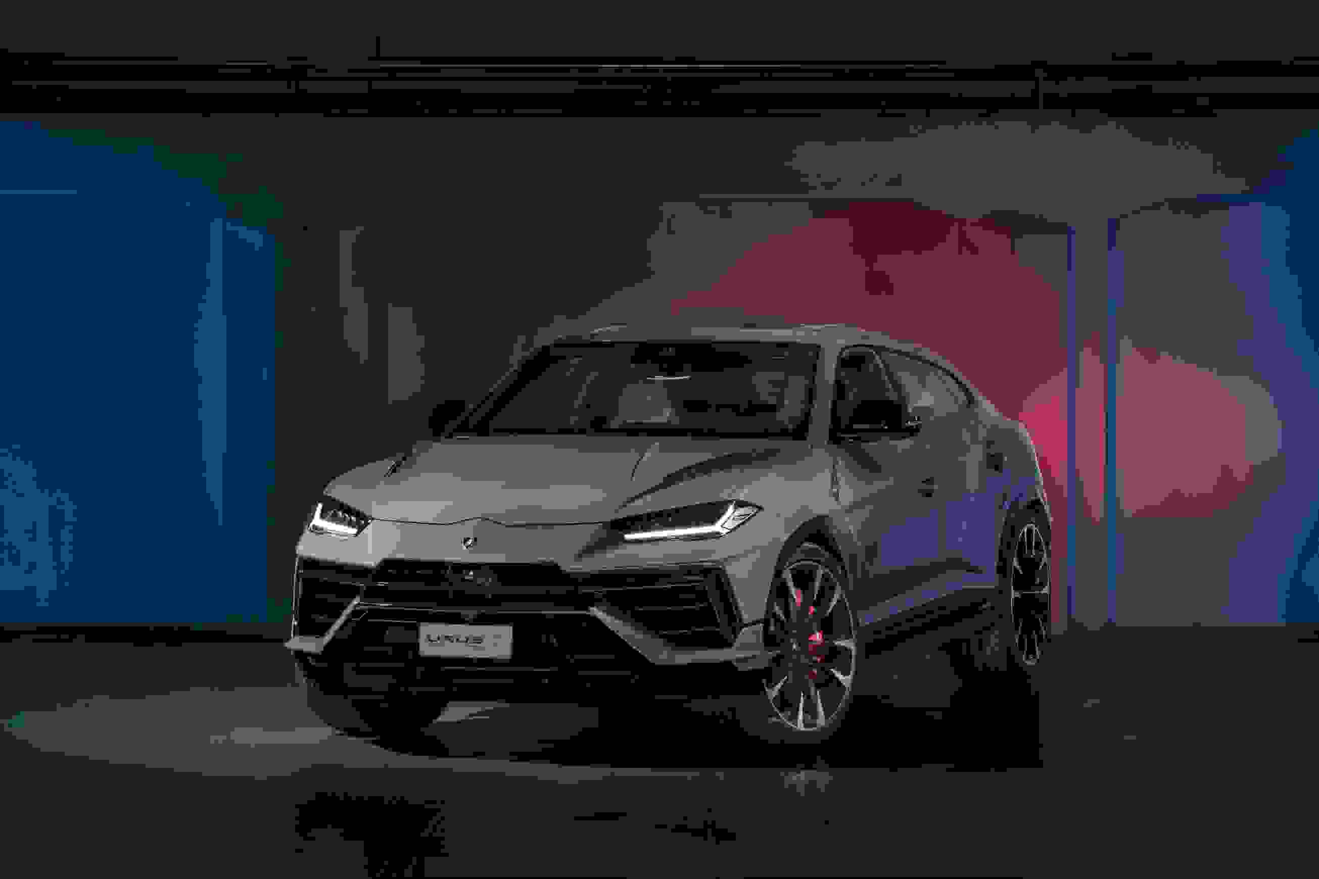 Noleggiare Lamborghini Urus S all'aeroporto di Bruges