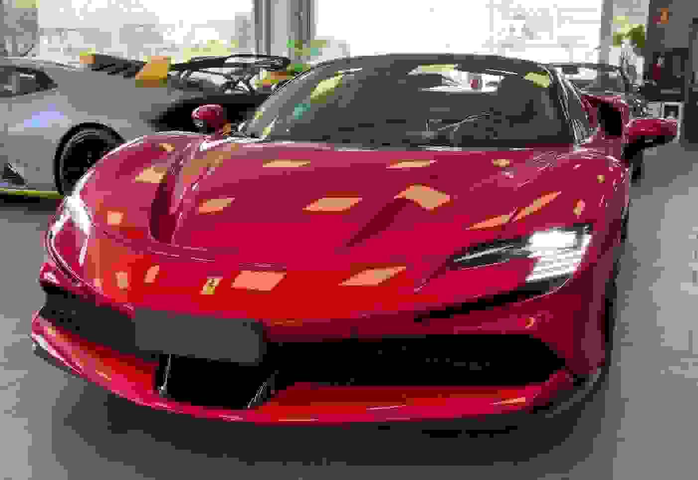 להשכיר Ferrari SF90 Spider בוונציה