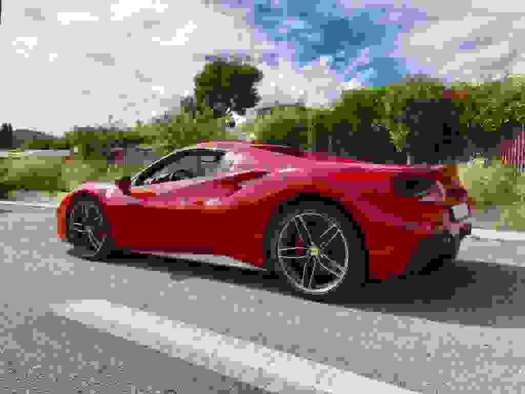 Noleggiare Ferrari 488 Spider all'aeroporto di Praga