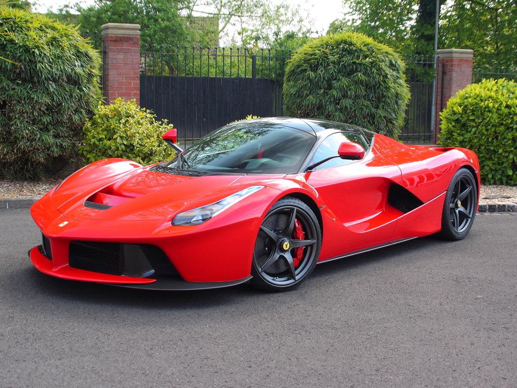 Арендовать Ferrari LaFerrari в Милане