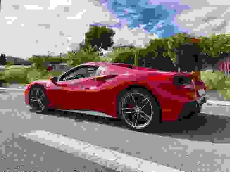 Alquiler Ferrari 488 Spider en el aeropuerto de Ginebra