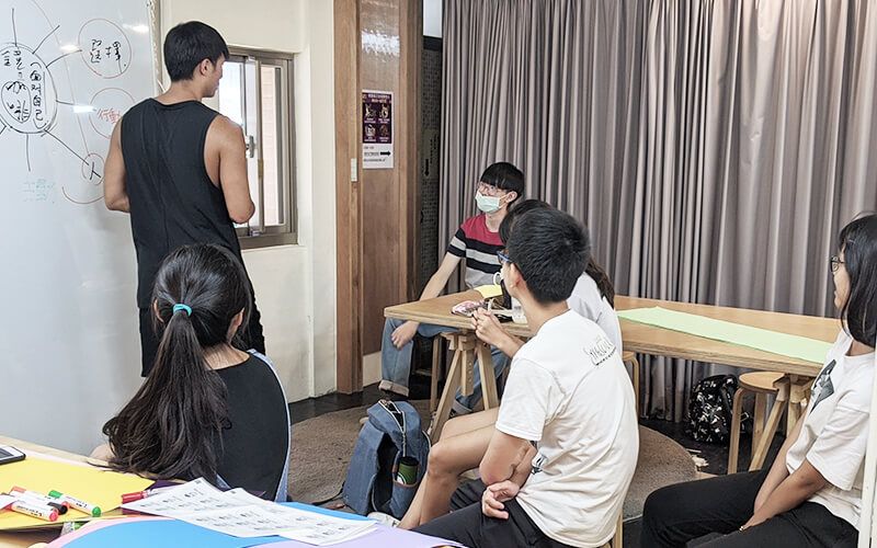 mirror-cafe-with-youthrights_2.jpg