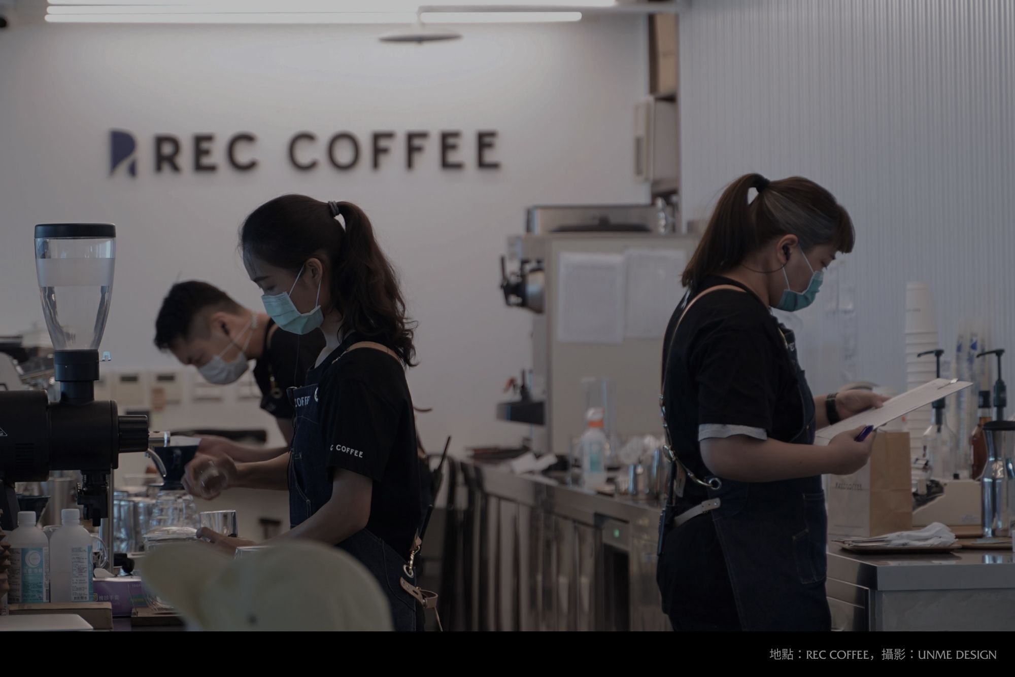 三位REC Coffee的店員專心在吧檯沖泡咖啡的模樣