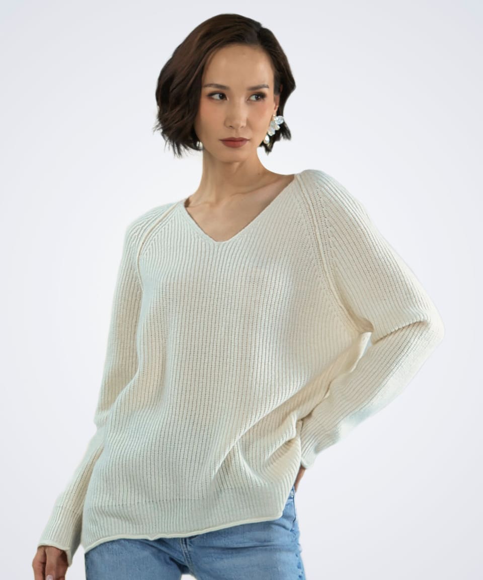 Front view of women's white cashmere ribbed cardigan – Unur