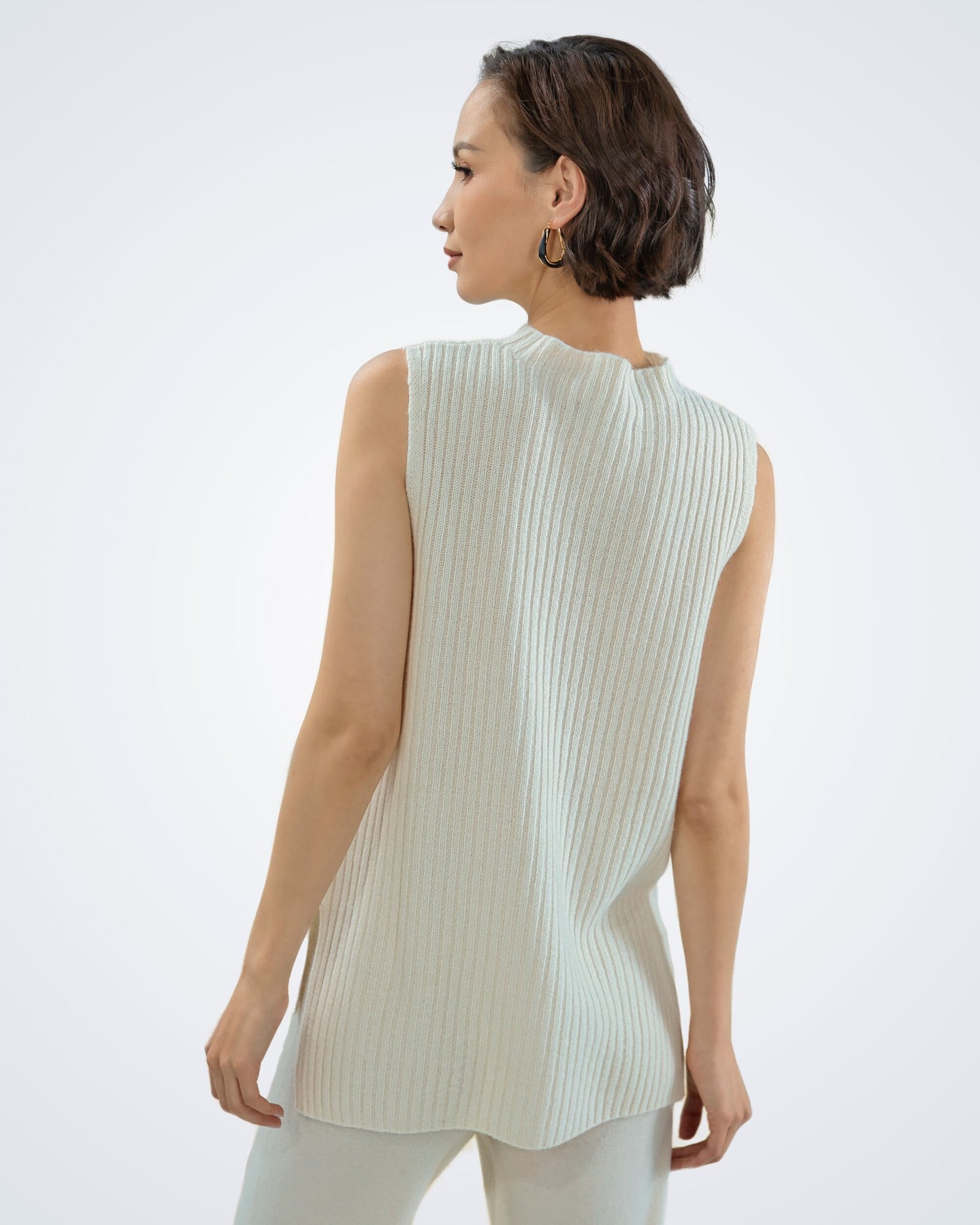 Back view of women's white cashmere ribbed piece – Unur