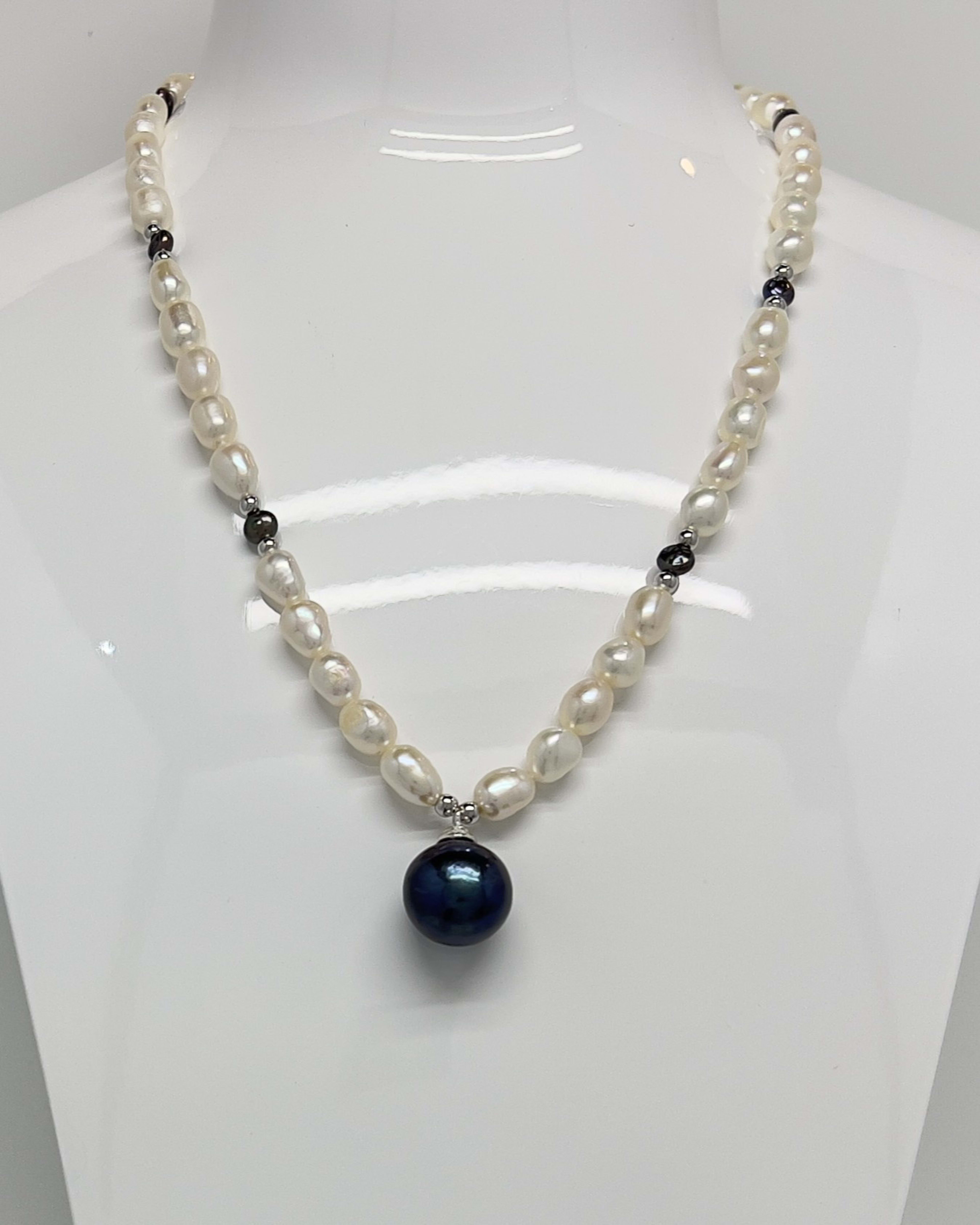 Unur Classic Pearl Pendant Necklace with white freshwater pearls and a black pearl pendant