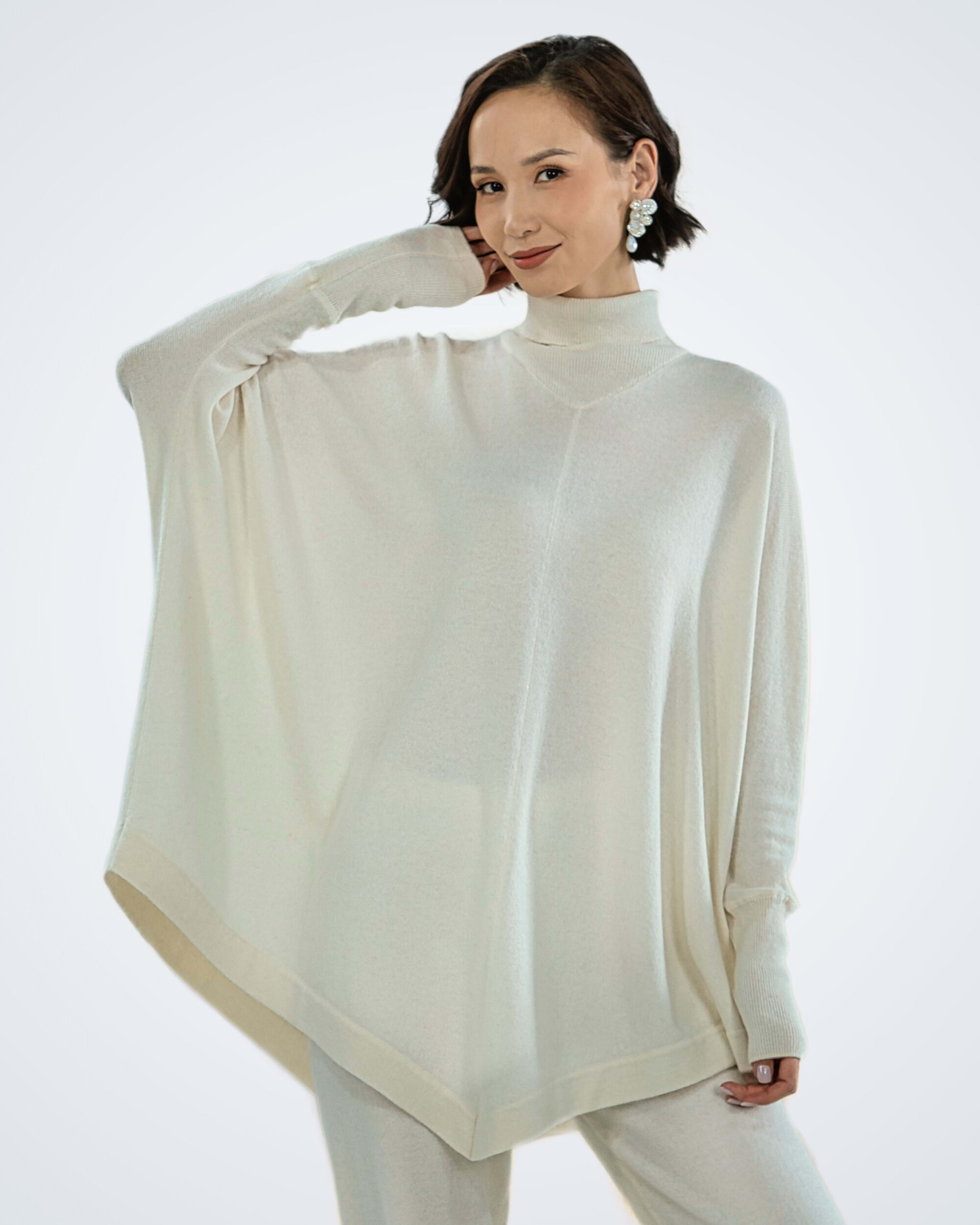 Front view of women's white cashmere poncho – Unur