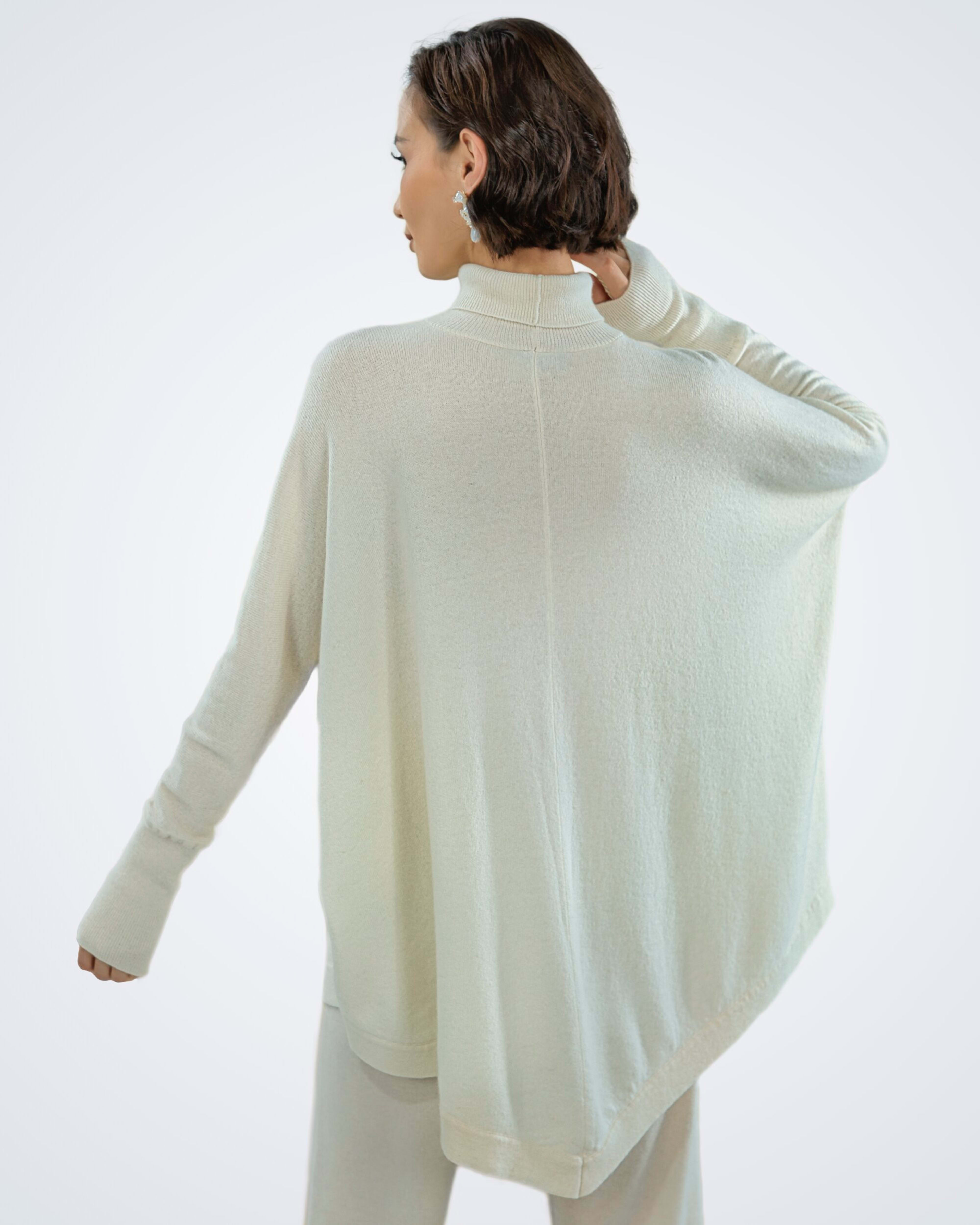 Back view of women's white cashmere poncho – Unur