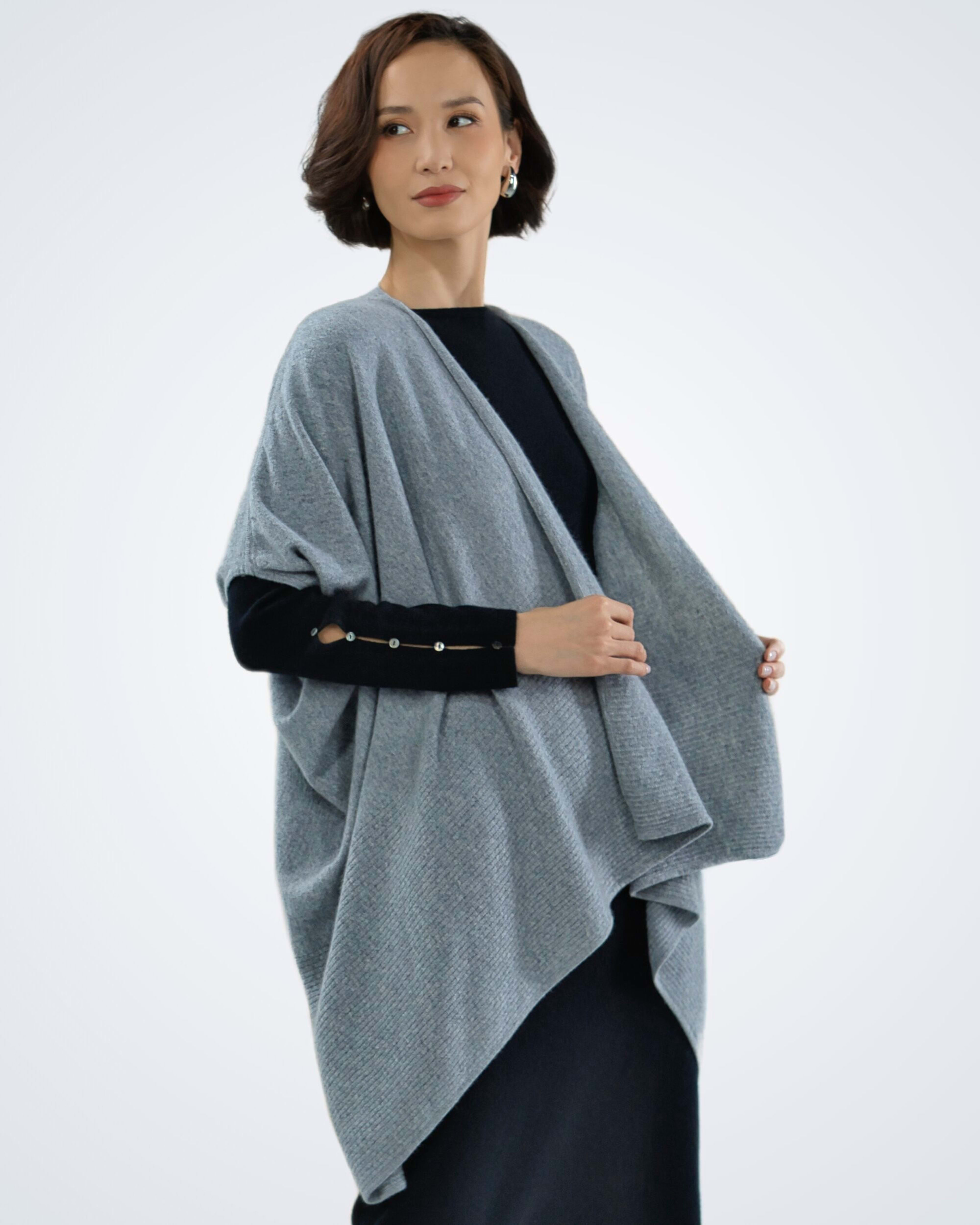 Front view of women's grey cashmere poncho – Unur
