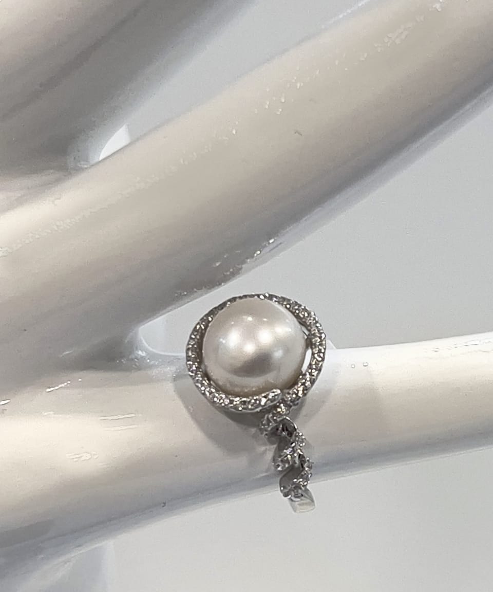 Classic round pearl cocktail ring with silver twist and crystals