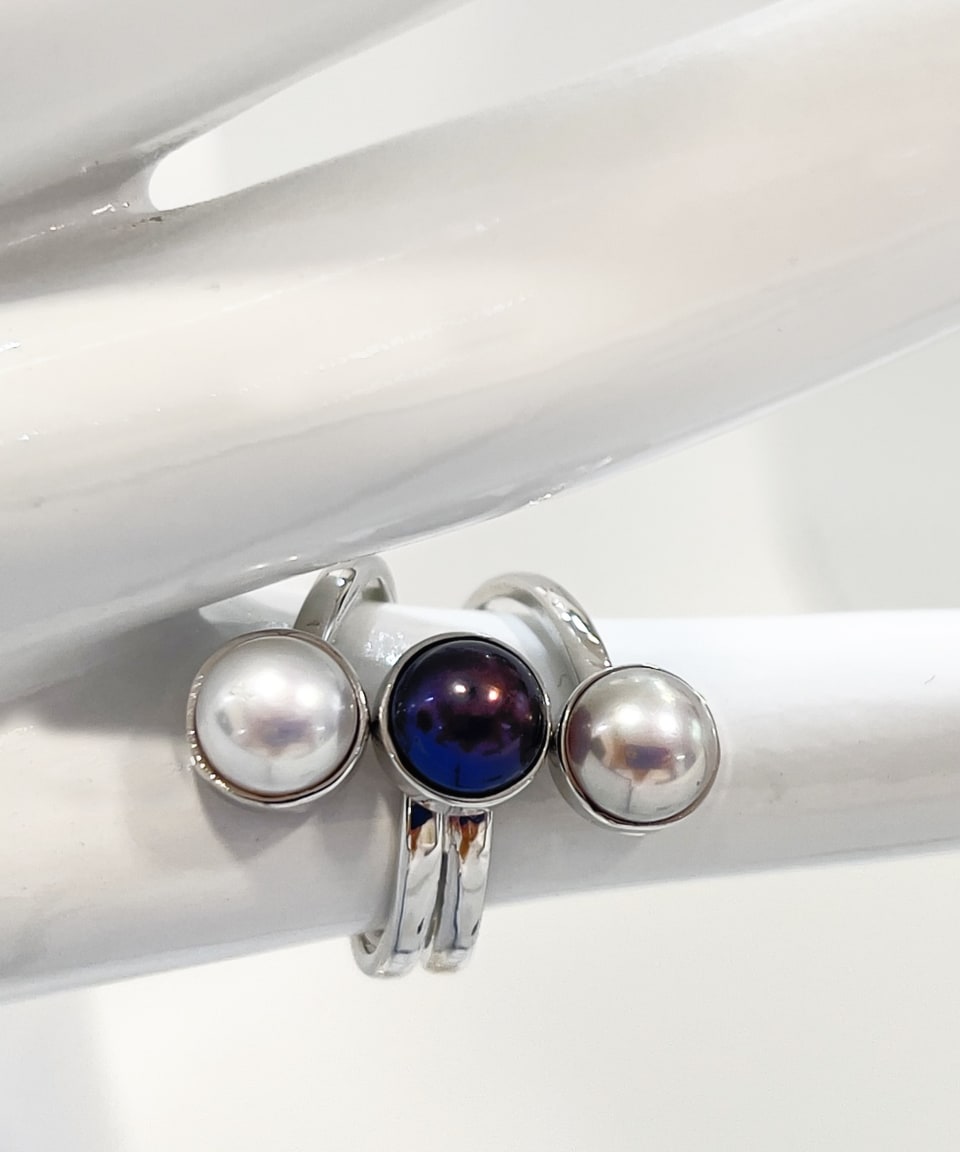 Classic round statement ring with three coloured freshwater pearls on a rhodium-plated band