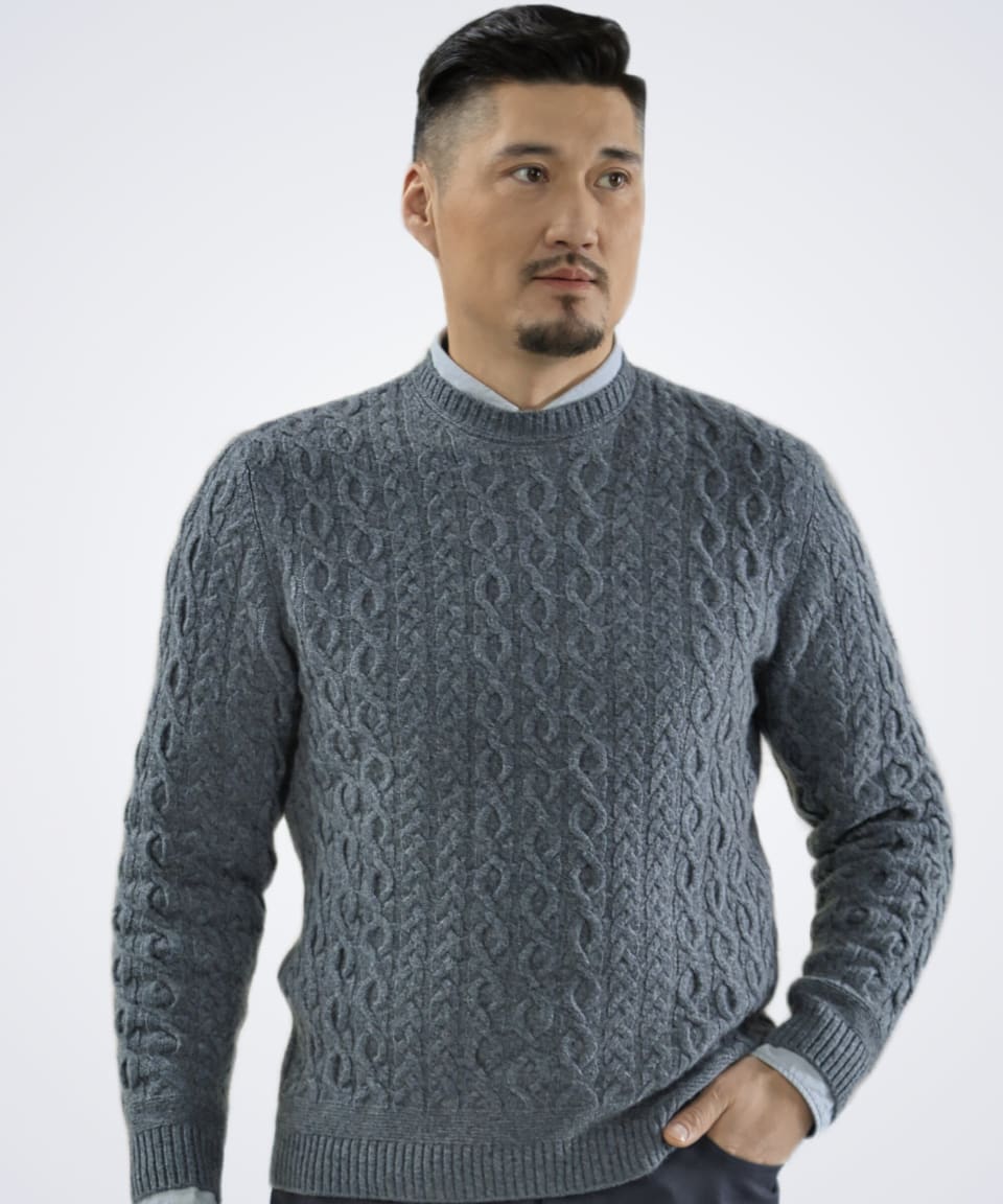 Man wearing a cashmere cable jumper in grey, front view