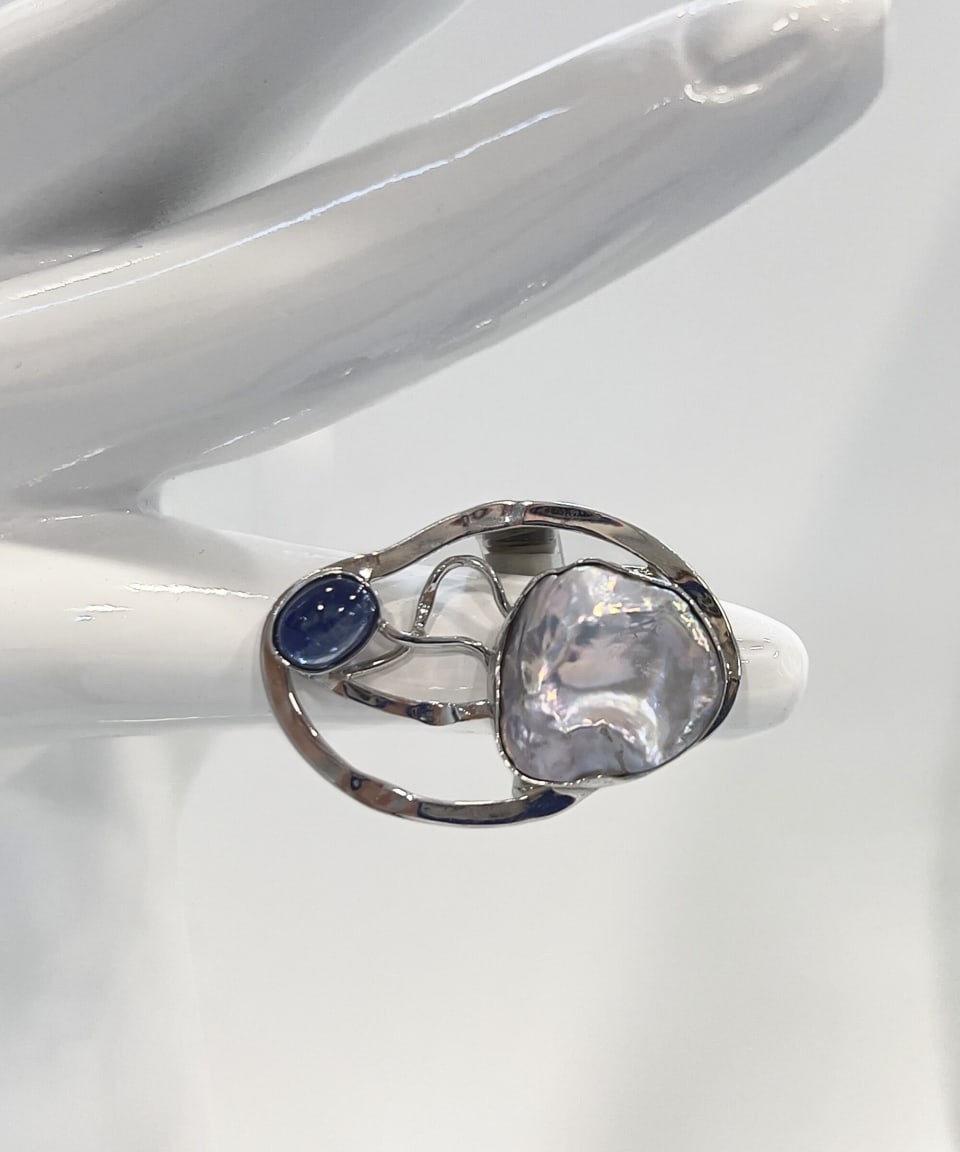 Signature statement ring with a freshwater keshi pearl and round kyanite in a silver lattice design