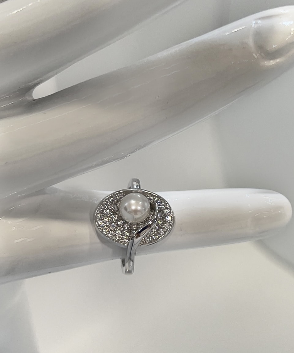 Classic round cocktail ring with a white pearl and oval crystals in silver
