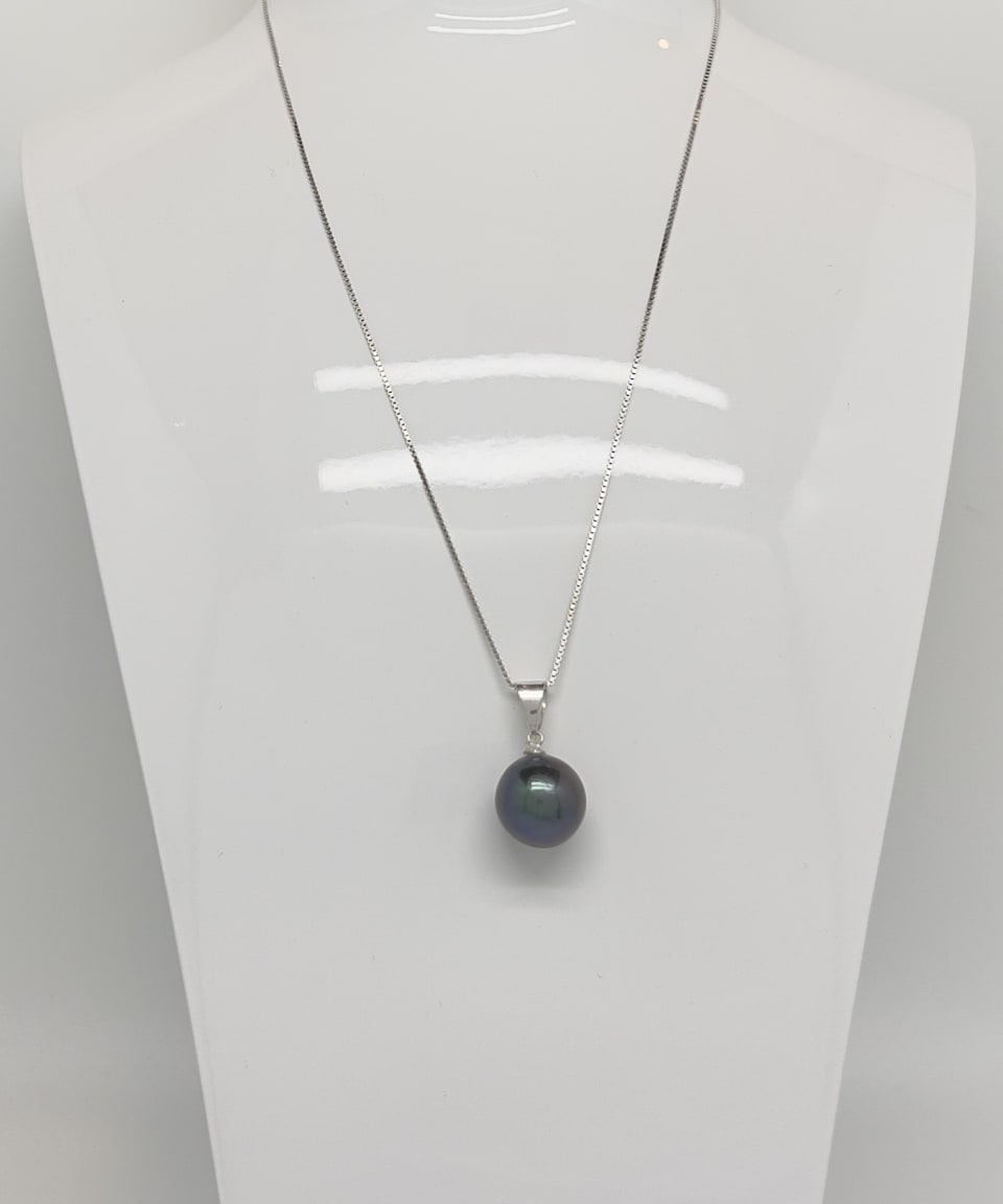 Classic black round pearl pendant necklace on a silver chain