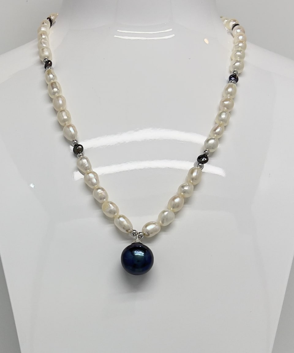 Unur Classic Pearl Pendant Necklace with white freshwater pearls and a black pearl pendant