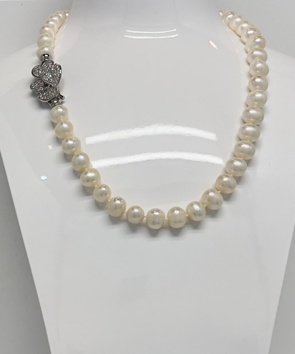 Classic round white pearl pendant necklace with silver crystal clasp