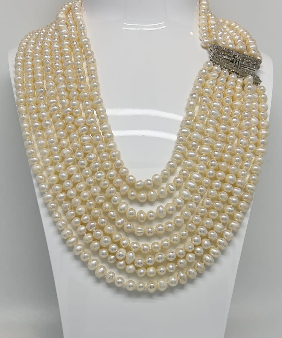 Classic white pearl round necklace with crystal and silver clasp