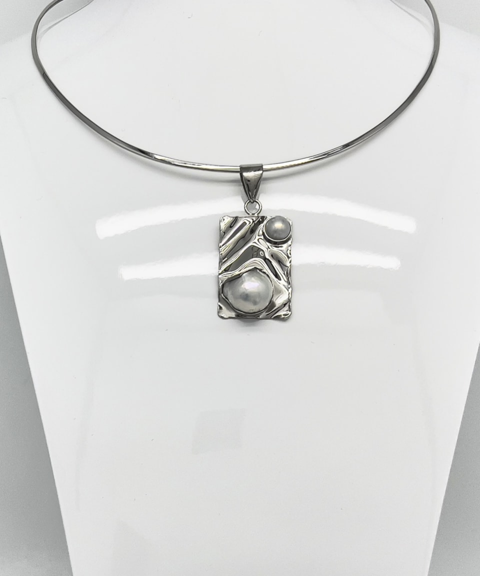 Signature baroque pearl statement pendant necklace with silver collar