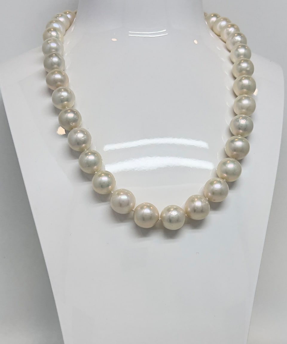 Classic round pearl necklace with large white pearls and rhodium-plated 925 sterling silver