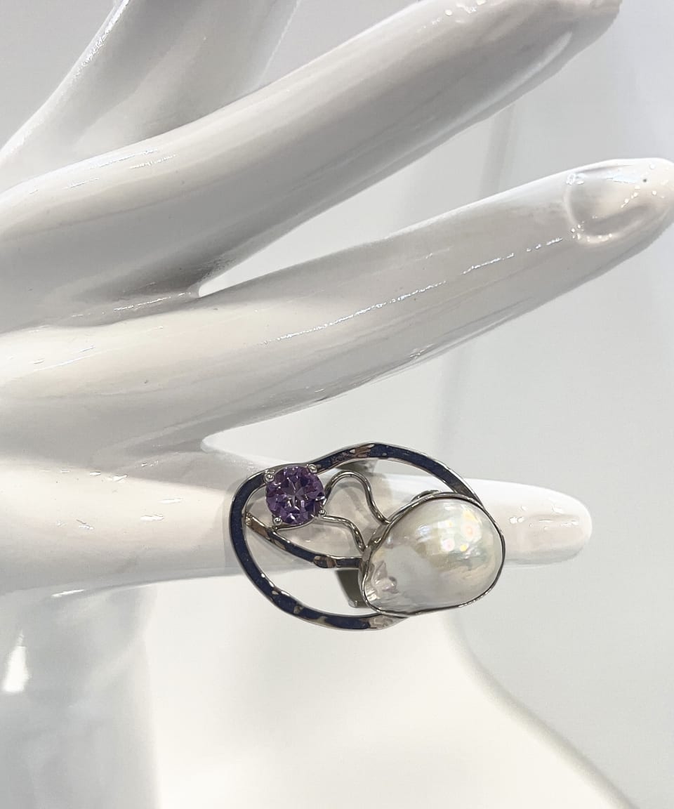 Signature baroque pearl and amethyst statement ring in rhodium-plated silver lattice
