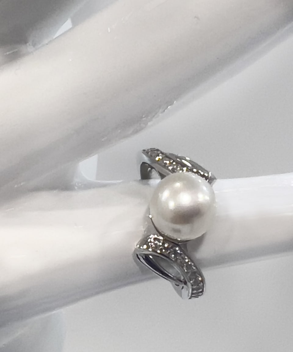 Signature statement ring with a white round pearl and crystal twist on a rhodium-plated silver band