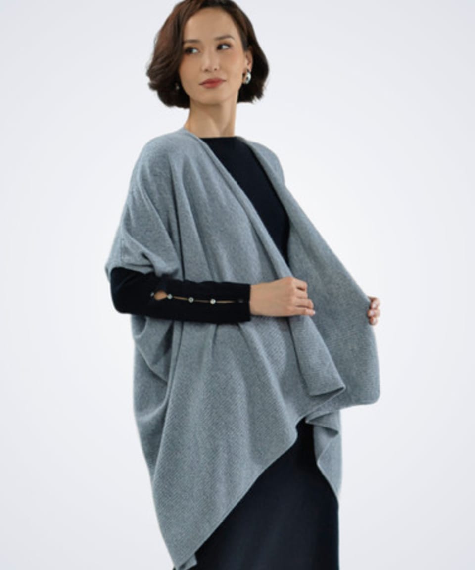 Front view of women's grey cashmere poncho – Unur