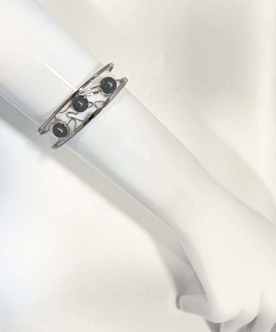 Signature double band silver bangle with three lustrous Tahitian pearls and delicate lattice detailing