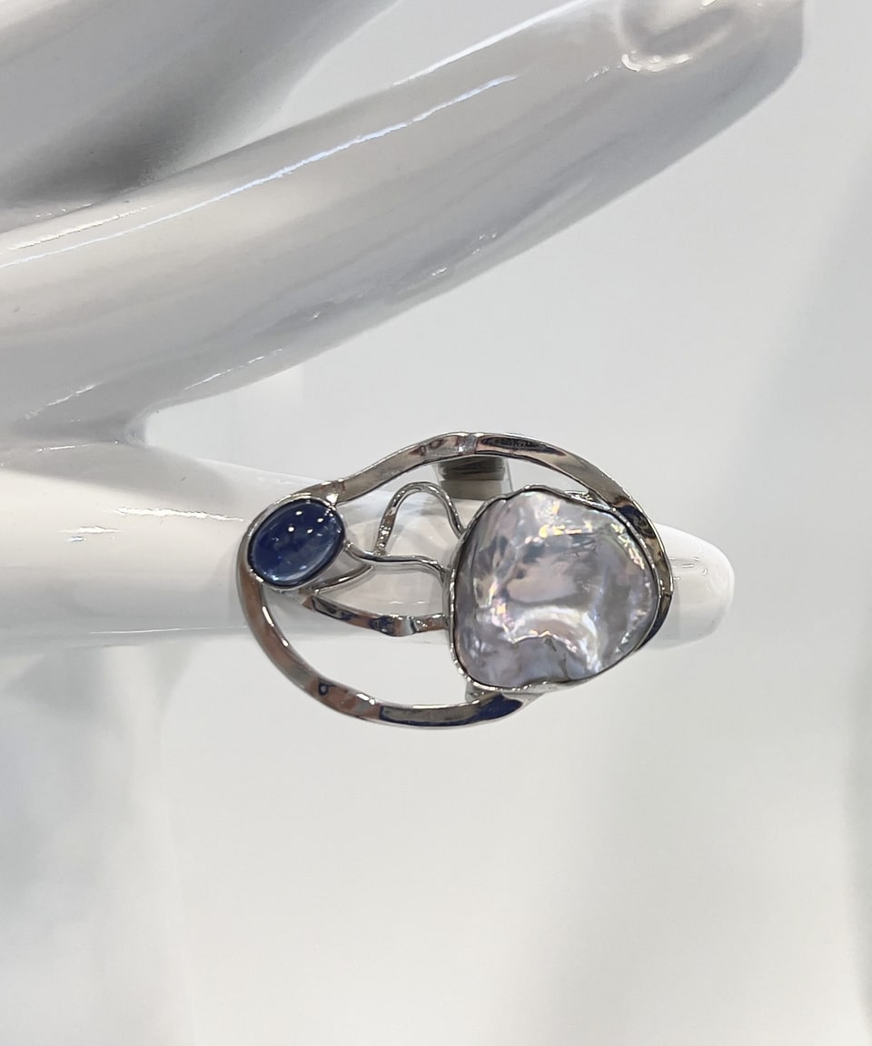 Signature statement ring with a freshwater keshi pearl and round kyanite in a silver lattice design