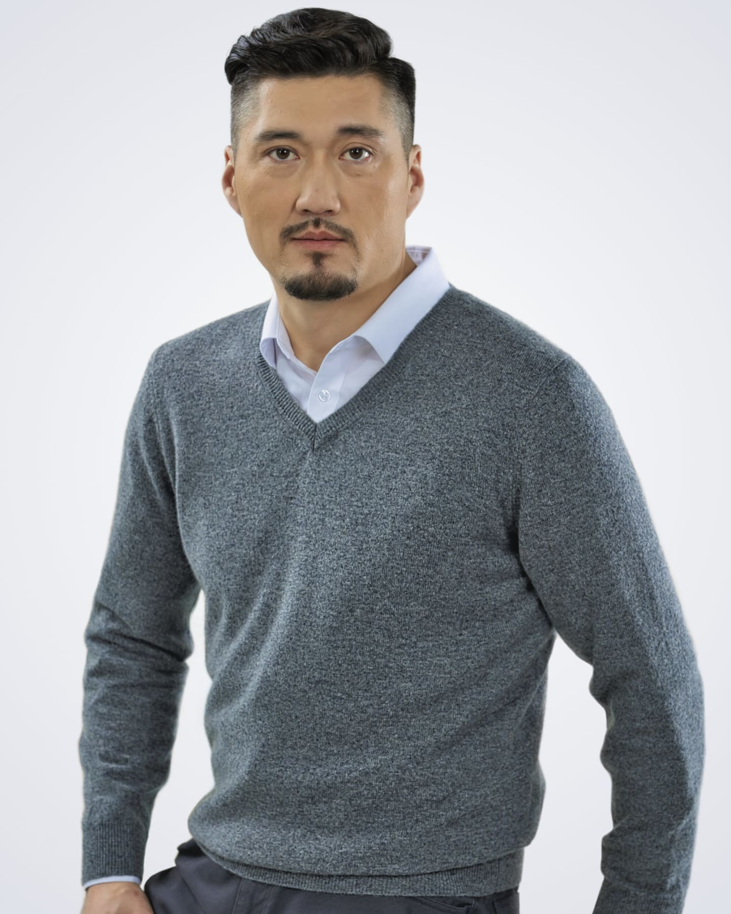 Front view of men's grey cashmere V-neck sweater – Unur
