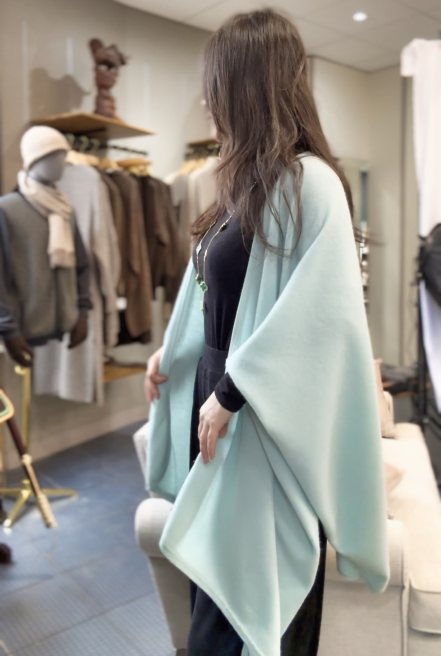 Side view of women's mint green cashmere cape – Unur