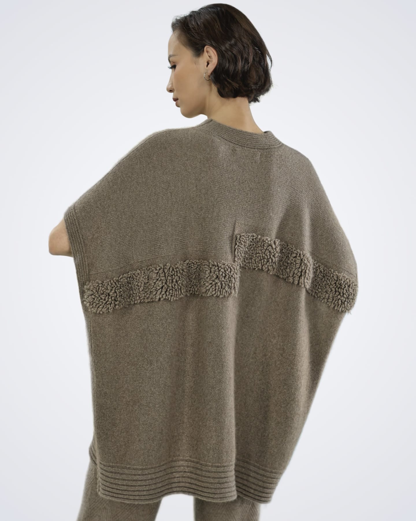 Back view of women's natural brown cashmere ribbed poncho – Unur