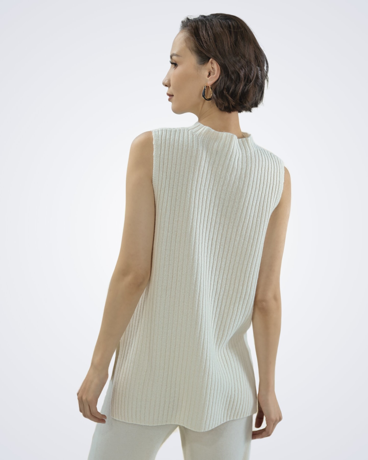 Back view of women's white cashmere ribbed piece – Unur
