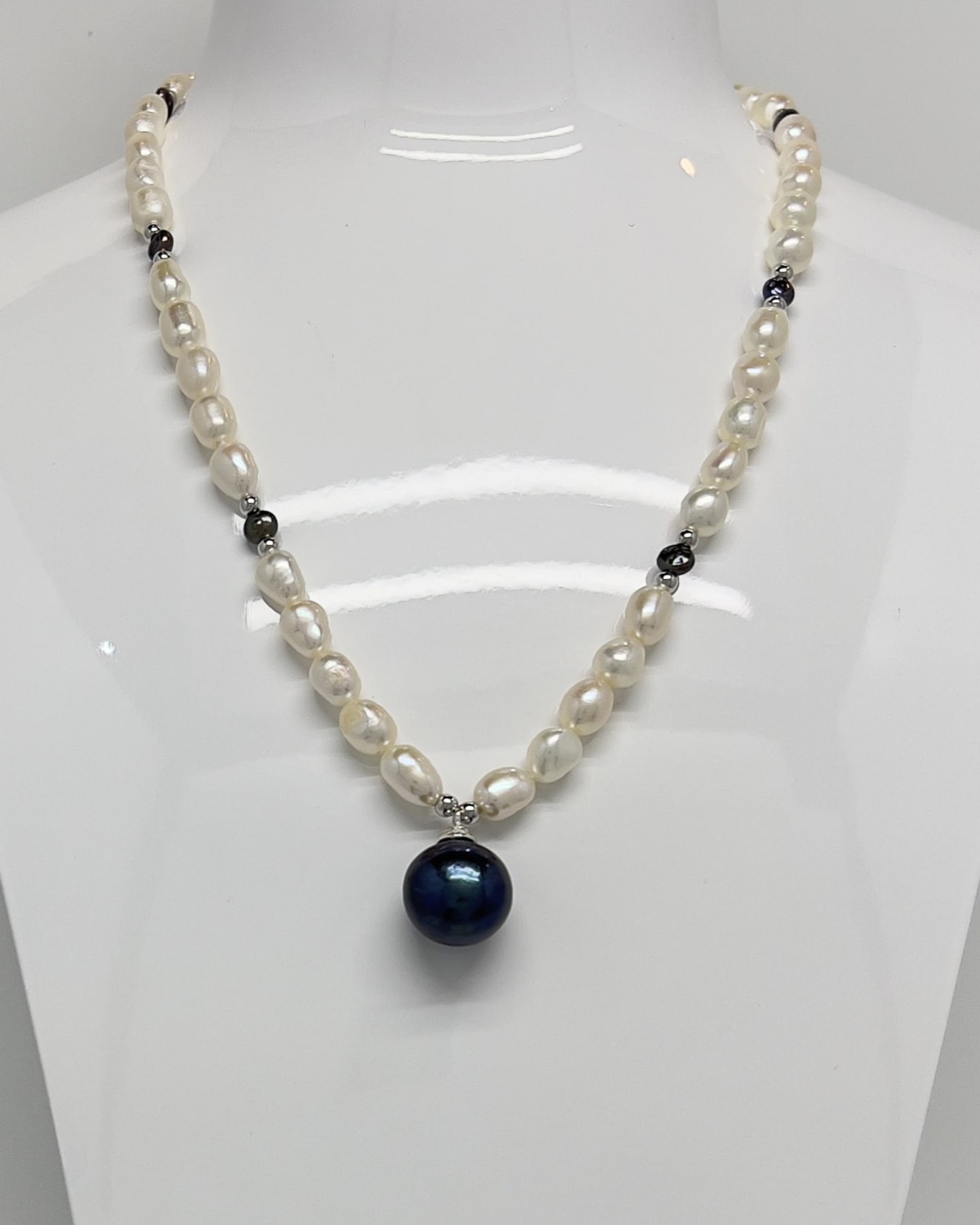 Unur Classic Pearl Pendant Necklace with white freshwater pearls and a black pearl pendant