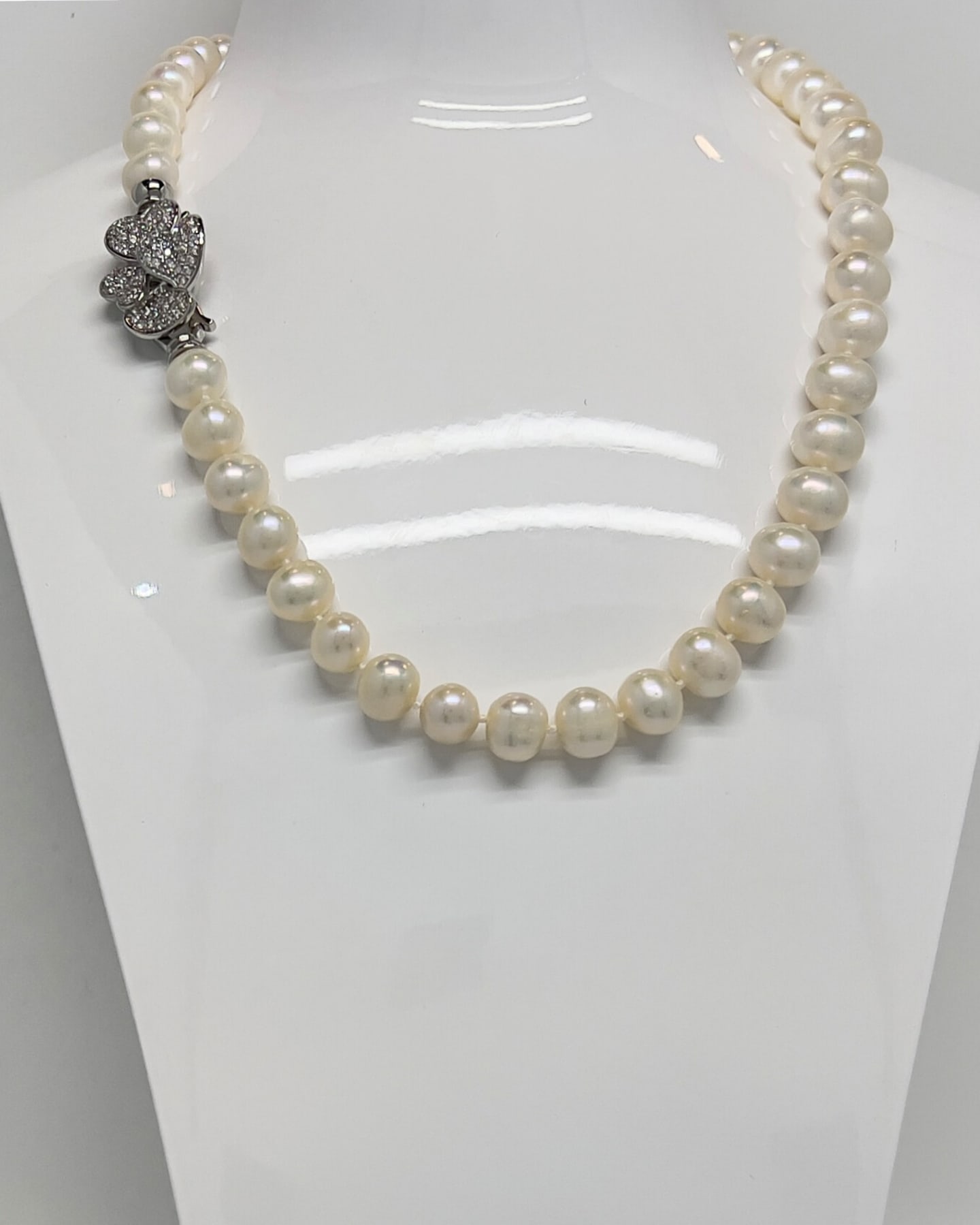 Classic round white pearl pendant necklace with silver crystal clasp
