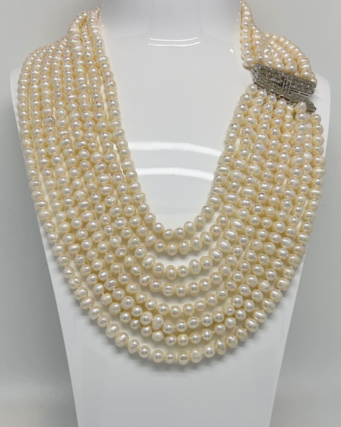 Classic white pearl round necklace with crystal and silver clasp