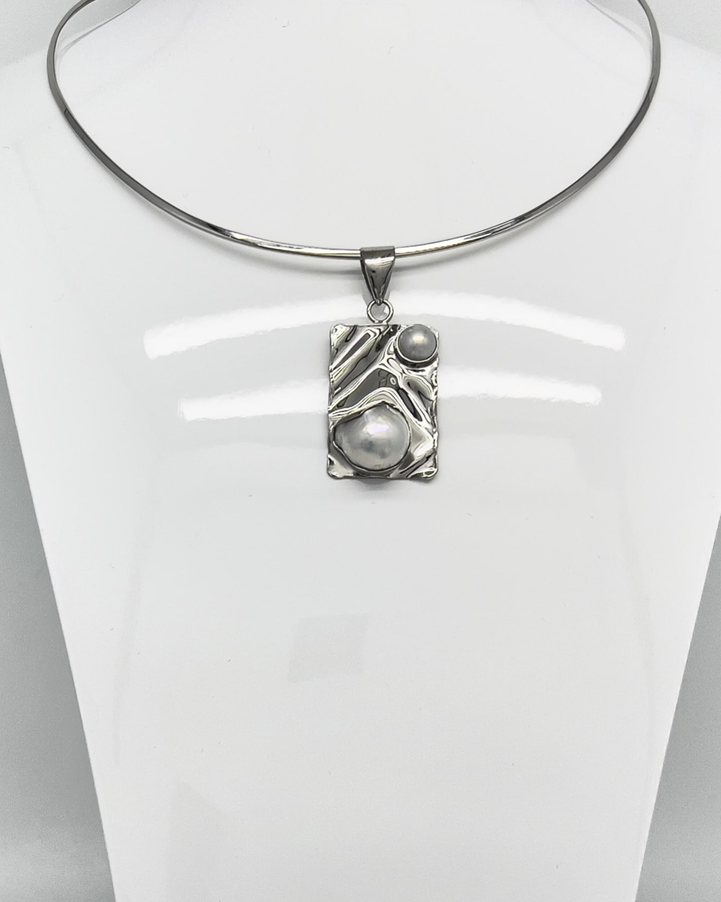 Signature baroque pearl statement pendant necklace with silver collar