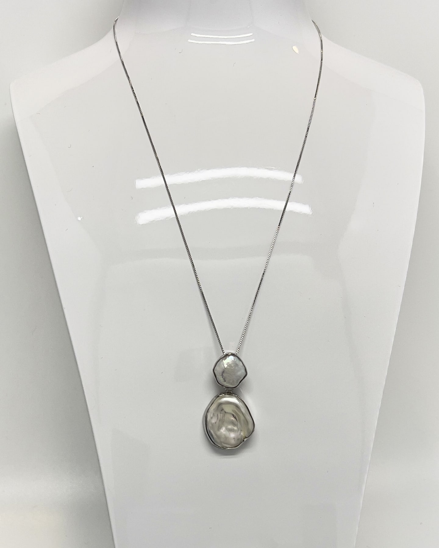 Unur Signature pendant necklace with medium and small Keshi pearls on a rhodium-plated sterling silver chain