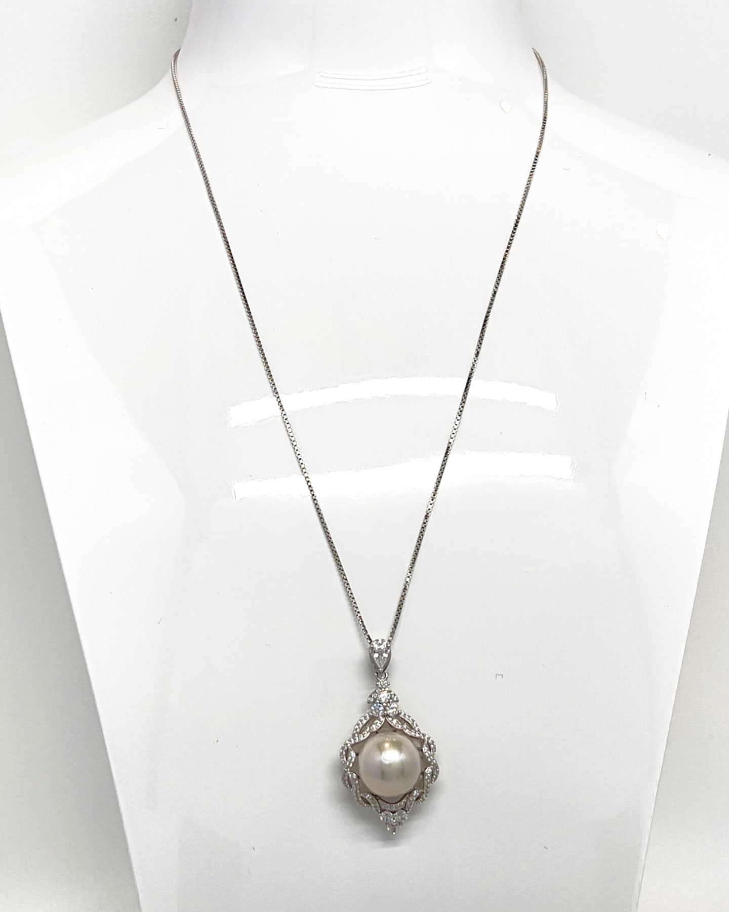 Unur signature round pendant necklace with freshwater pearl and crystal detail