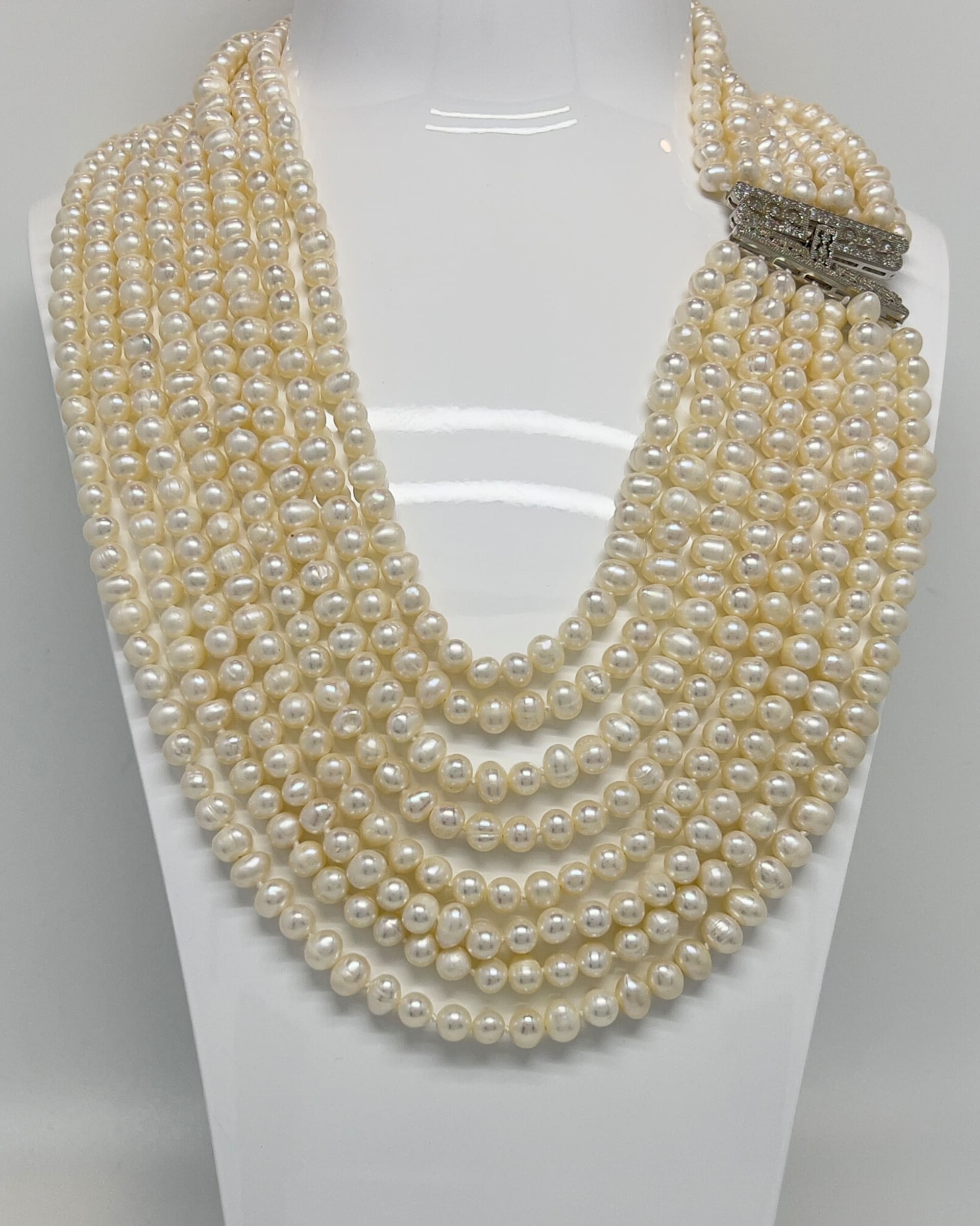 Classic white pearl round necklace with crystal and silver clasp