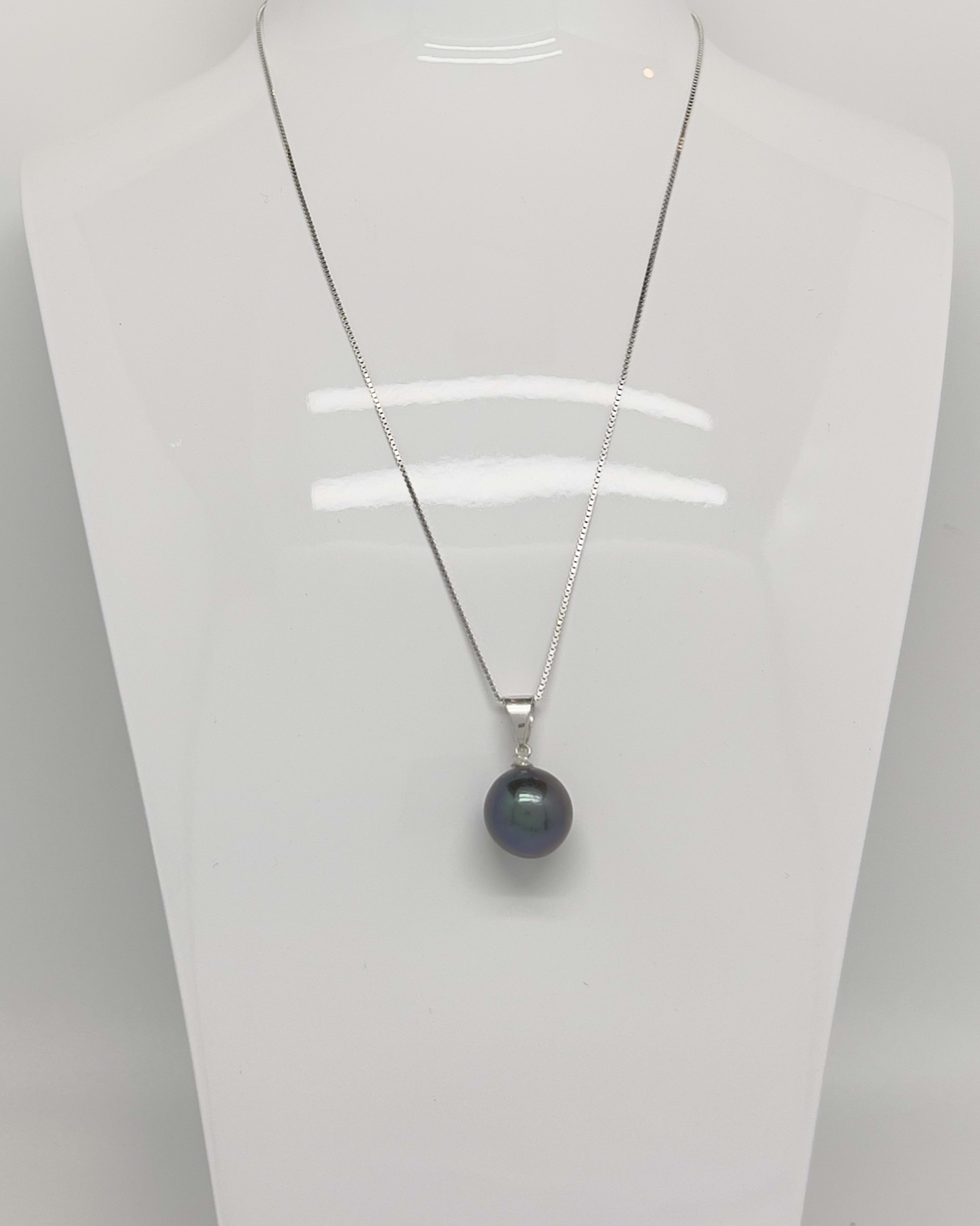 Classic black round pearl pendant necklace on a silver chain
