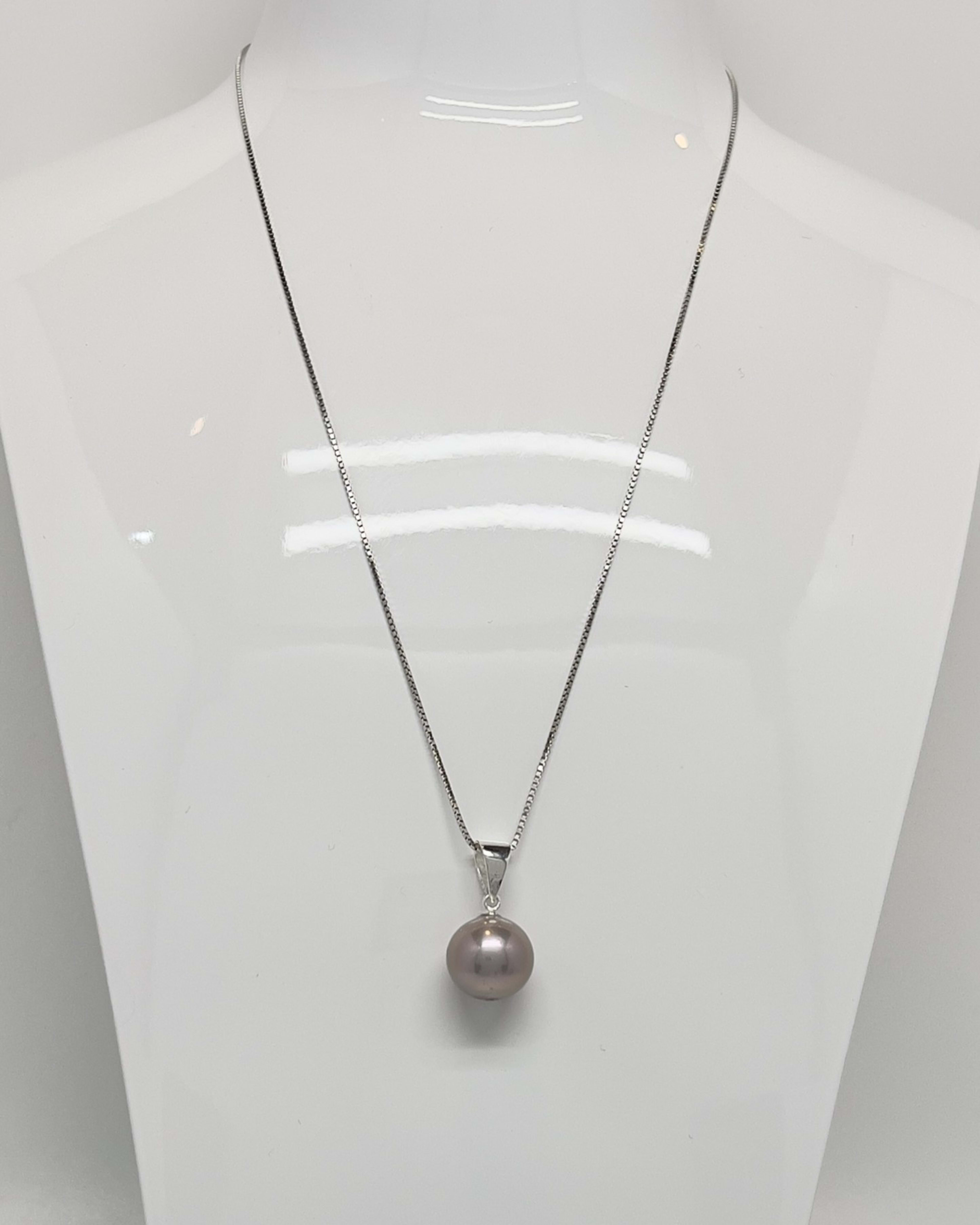Classic round peach pearl pendant necklace on silver chain